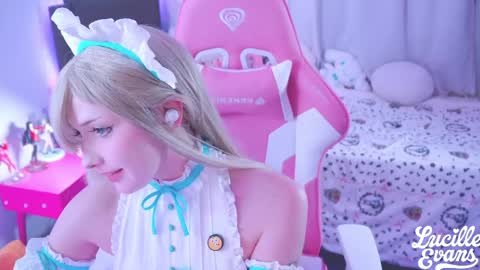 Snapshot of lucille_evans chatting on 5, 4, 2026 Lucy UwU online show from 5, 4, 2026