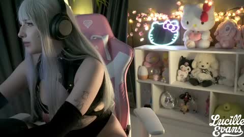 Snapshot of lucille_evans chatting on 25, 4, 2026 Lucy UwU online show from 25, 4, 2026