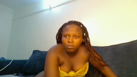 Snapshot of luckyawesome chatting on 22, 4, 2026 Crisiah online show from 22, 4, 2026