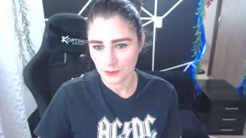 Snapshot of lucyli_ chatting on 22, 11, 2025 LUCY online show from 22, 11, 2025