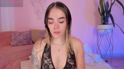 Snapshot of lucyvega4 chatting on 27, 10, 2025 Lucy online show from 27, 10, 2025