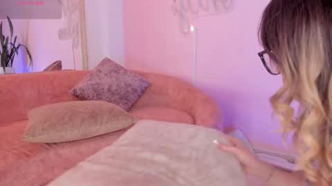 Snapshot of lucyvega4 chatting on 28, 11, 2025 Lucy online show from 28, 11, 2025