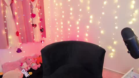 Snapshot of lucyy_peach chatting on 22, 2, 2025 LUCYY FROM HOME  online show from 22, 2, 2025