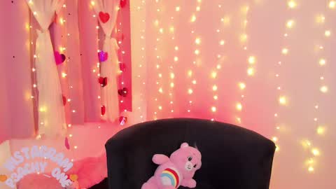 Snapshot of lucyy_peach chatting on 25, 2, 2025 LUCYY FROM HOME  online show from 25, 2, 2025