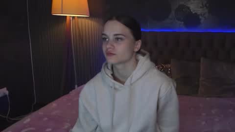 Snapshot of luisaclover chatting on 9, 11, 2025 LuisaClover online show from 9, 11, 2025