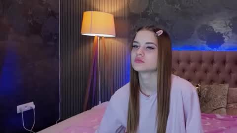 Snapshot of luisaclover chatting on 13, 11, 2025 LuisaClover online show from 13, 11, 2025