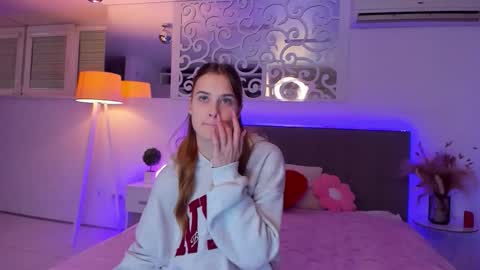 Snapshot of luisaclover chatting on 1, 12, 2025 LuisaClover online show from 1, 12, 2025