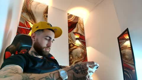 Snapshot of luke_davis01 chatting on 22, 4, 2026 LUKE online show from 22, 4, 2026