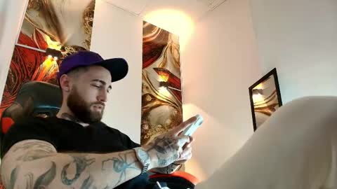 Snapshot of luke_davis01 chatting on 23, 4, 2026 LUKE online show from 23, 4, 2026