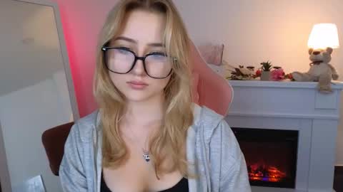 Snapshot of lulu___moon chatting on 15, 9, 2025 Lily online show from 15, 9, 2025