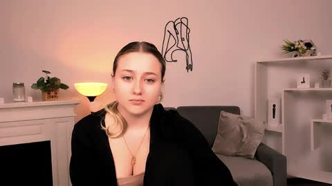 Snapshot of lulu___moon chatting on 8, 4, 2026 Lily online show from 8, 4, 2026