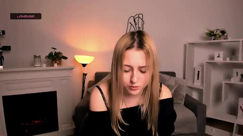 Snapshot of lulu___moon chatting on 9, 4, 2026 Lily online show from 9, 4, 2026