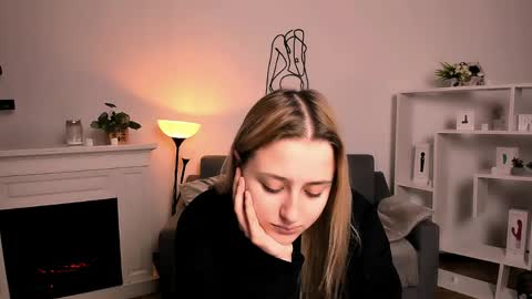 Snapshot of lulu___moon chatting on 10, 4, 2026 Lily online show from 10, 4, 2026
