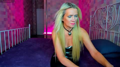 luna_lew1s online show from 17, 1, 2025