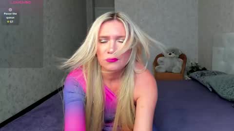 luna_lew1s online show from 5, 3, 2025