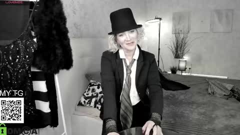 luna_lew1s online show from 21, 10, 2025