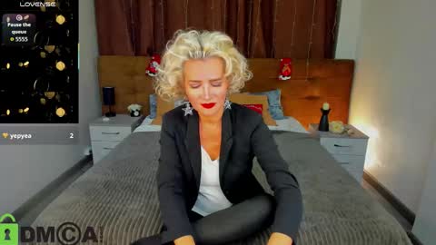 luna_lew1s online show from 17, 12, 2025