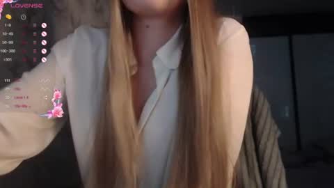 Snapshot of luna_loveisgood chatting on 9, 8, 2026 Luna online show from 9, 8, 2026