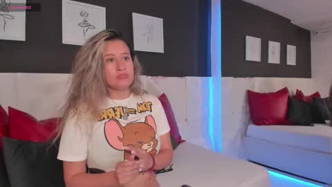 Snapshot of luna_sandoval__ chatting on 13, 11, 2025 Luna Sandoval online show from 13, 11, 2025