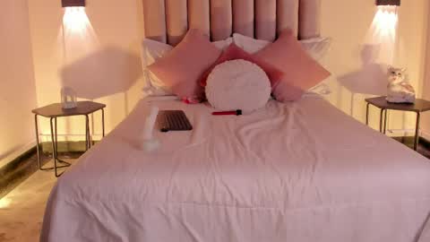 lunaa_moonn online show from 17, 4, 2026