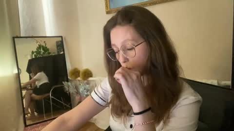 Snapshot of lunafeather chatting on 19, 4, 2026 lunafeather online show from 19, 4, 2026