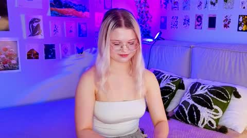 Snapshot of lunariafox chatting on 8, 4, 2026 lunariafox online show from 8, 4, 2026