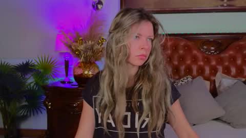 Snapshot of lunarishi chatting on 10, 11, 2025 Luna Rishi online show from 10, 11, 2025