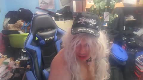 Snapshot of lunaxxxx97 chatting on 1, 5, 2026 LunaXXX online show from 1, 5, 2026