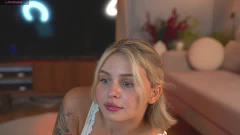 Snapshot of lunea_evienne_ chatting on 2, 5, 2026 Evi online show from 2, 5, 2026