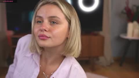 Snapshot of lunea_evienne_ chatting on 3, 5, 2026 Evi online show from 3, 5, 2026