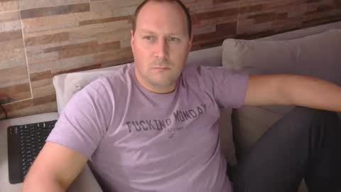 Snapshot of lustonfan chatting on 28, 4, 2026 lustonfan online show from 28, 4, 2026