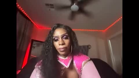 Snapshot of luvvlee chatting on 1, 11, 2025 luvvlee online show from 1, 11, 2025