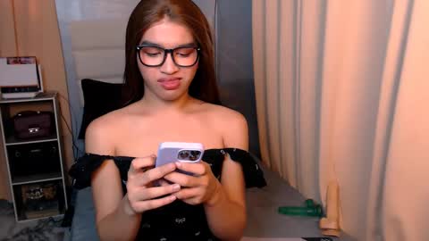 queen lux online show from 20, 2, 2025