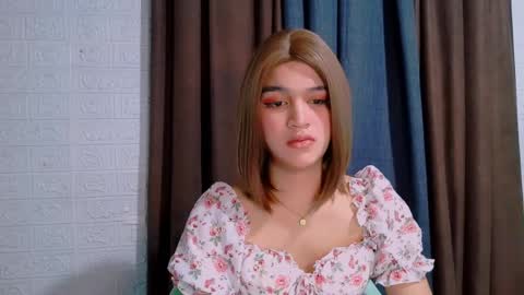 Snapshot of lux_white chatting on 4, 4, 2026 queen lux online show from 4, 4, 2026
