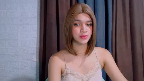 Snapshot of lux_white chatting on 5, 4, 2026 queen lux online show from 5, 4, 2026