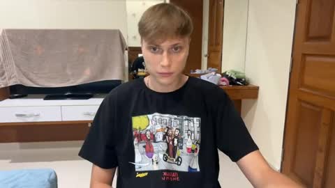 Snapshot of luxury_bob chatting on 19, 4, 2026 luxury_bob online show from 19, 4, 2026