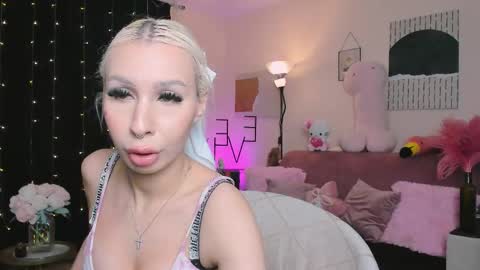 Snapshot of luxurycatblond chatting on 21, 4, 2026 Evelyn online show from 21, 4, 2026