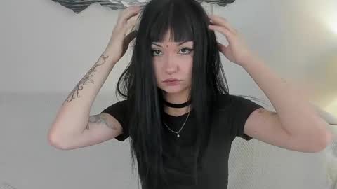 Snapshot of lyne19 chatting on 27, 4, 2026 Mia online show from 27, 4, 2026