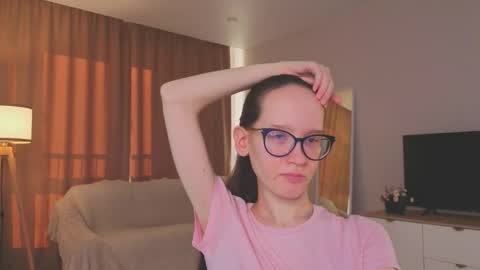 Snapshot of lynettebails chatting on 8, 6, 2026 Sara online show from 8, 6, 2026