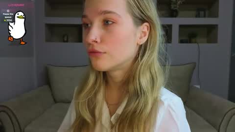 Snapshot of lynntiny chatting on 23, 11, 2025 Lynn online show from 23, 11, 2025