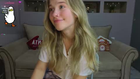 Snapshot of lynntiny chatting on 14, 12, 2025 Lynn online show from 14, 12, 2025