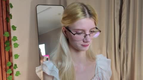 Snapshot of m1aforever chatting on 13, 4, 2026 catch me on tue 10am-5pm wed 3am-10am fri 3am-5pm sat 10am-5pm sun 10am-5pm online show from 13, 4, 2026