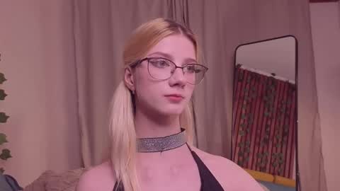 Snapshot of m1aforever chatting on 10, 5, 2026 catch me on tue 10am-5pm wed 3am-10am fri 3am-5pm sat 10am-5pm sun 10am-5pm online show from 10, 5, 2026