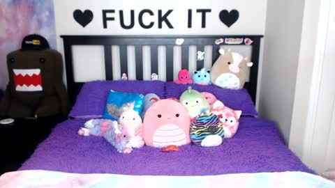 Mackenzie Wolfe online show from 27, 10, 2025