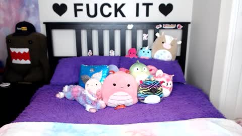 Mackenzie Wolfe online show from 23, 12, 2025