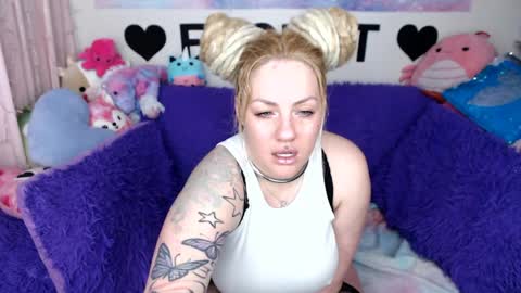 Mackenzie Wolfe online show from 17, 4, 2026