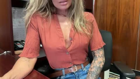 Snapshot of madame_andi chatting on 10, 7, 2026 madame_andi online show from 10, 7, 2026