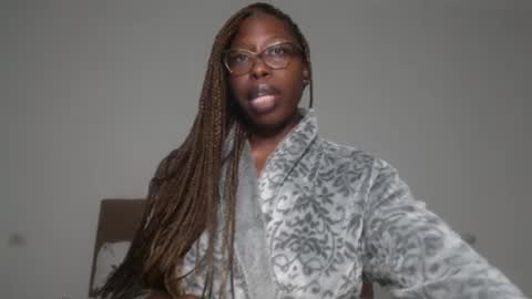 Snapshot of madamindigo chatting on 5, 1, 2025 YourMadamIndigo online show from 5, 1, 2025