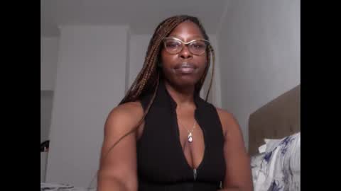 Snapshot of madamindigo chatting on 16, 2, 2025 YourMadamIndigo online show from 16, 2, 2025