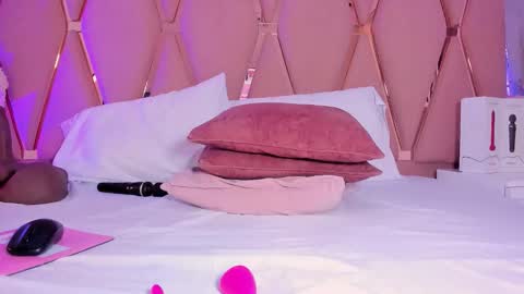 Snapshot of mady_james chatting on 5, 12, 2025 Mady James online show from 5, 12, 2025